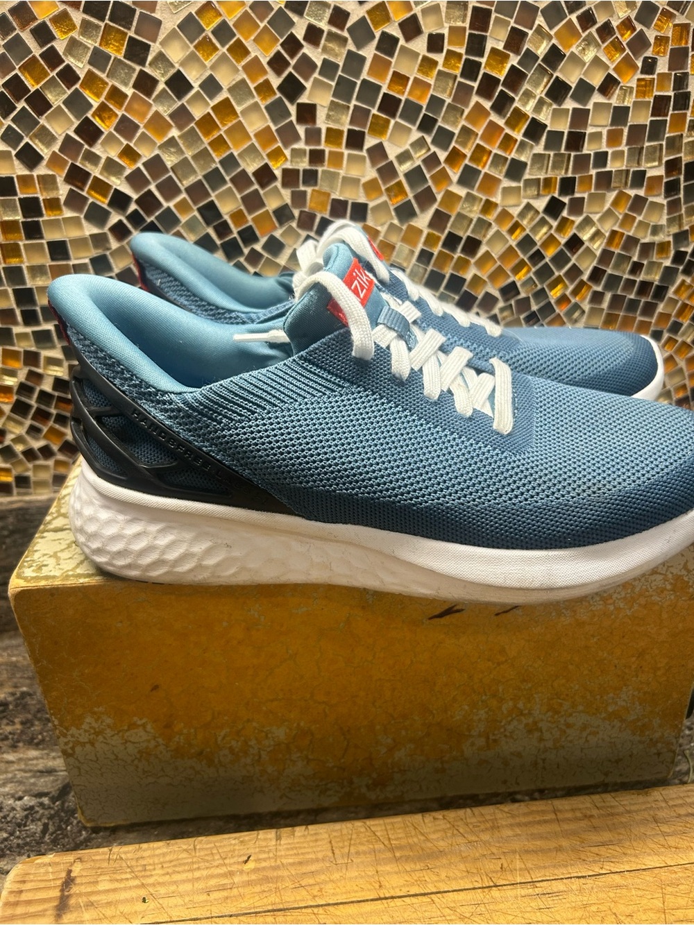 Kizik sneakers women’s 8.5/mens 7 Athens hands  free
